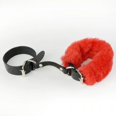 Черные кожаные наручники со съемной красной опушкой