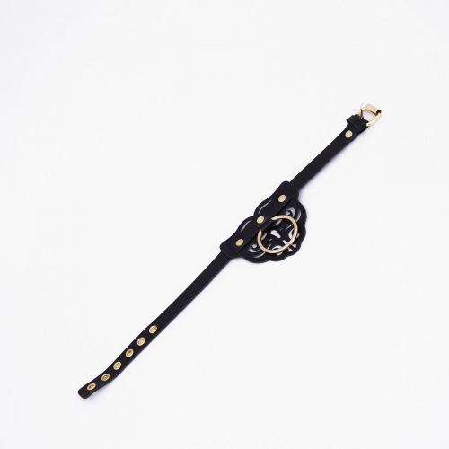 Черный чокер с клепками и золотистой фурнитурой