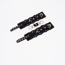 Черные кожаные наручники с узорами и золотистой фурнитурой Черные кожаные наручники с узорами и золотистой фурнитурой