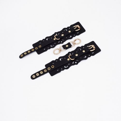 Черные кожаные наручники с узорами и золотистой фурнитурой Черные кожаные наручники с узорами и золотистой фурнитурой
